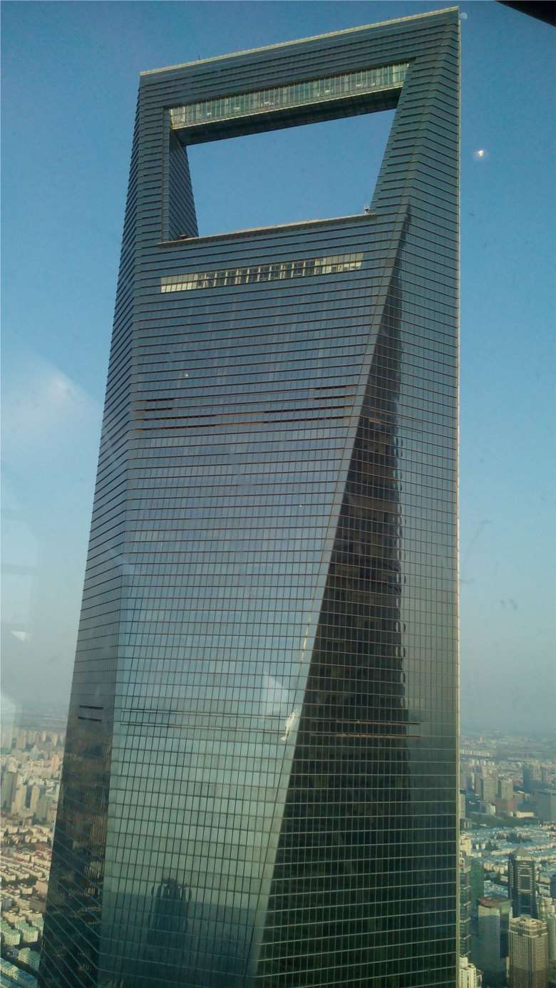 登上88层金茂大厦, 俯瞰上海经济中心